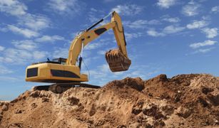 Excavadora haciendo movimiento de tierra 